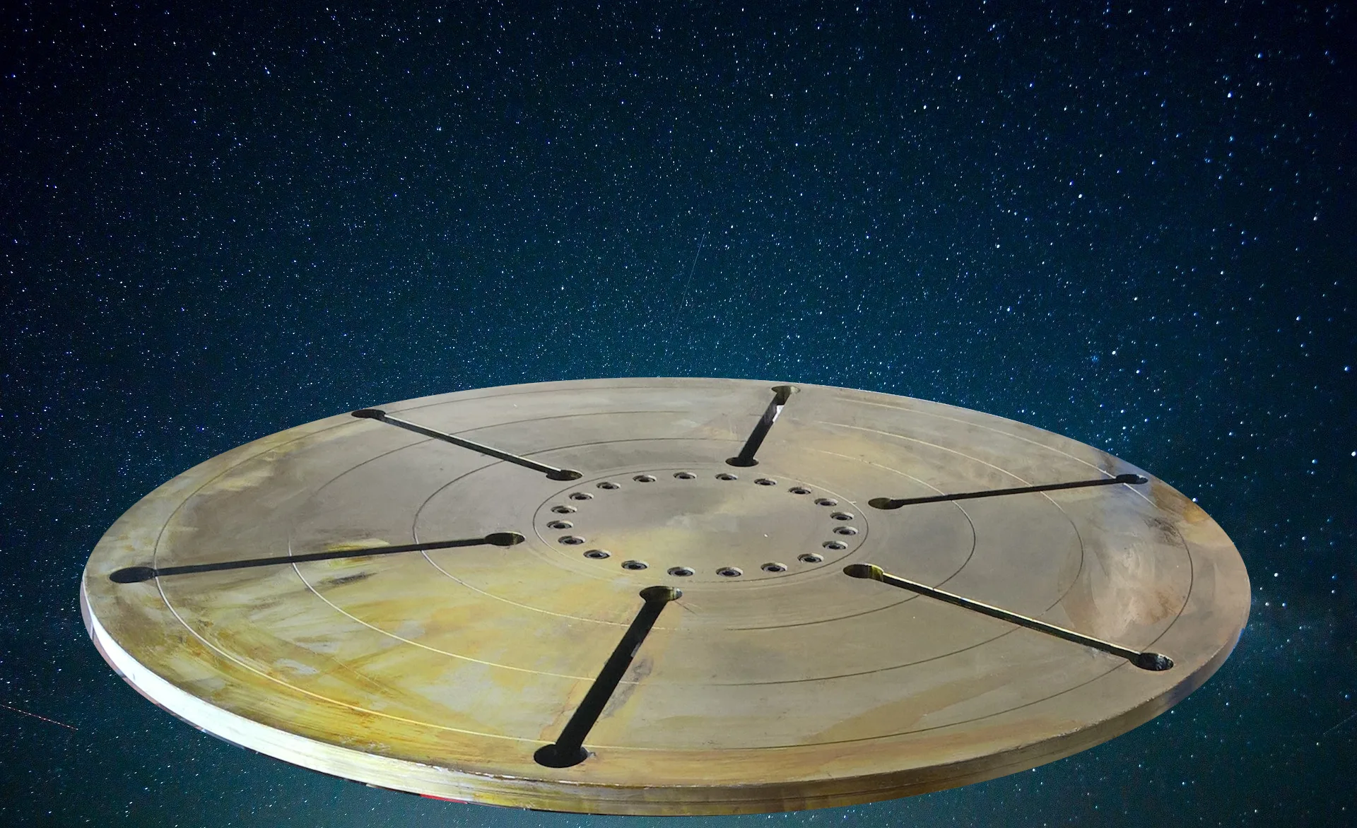 Planscheibe eines Schweißdrehtischs vor Sternenhimmel
